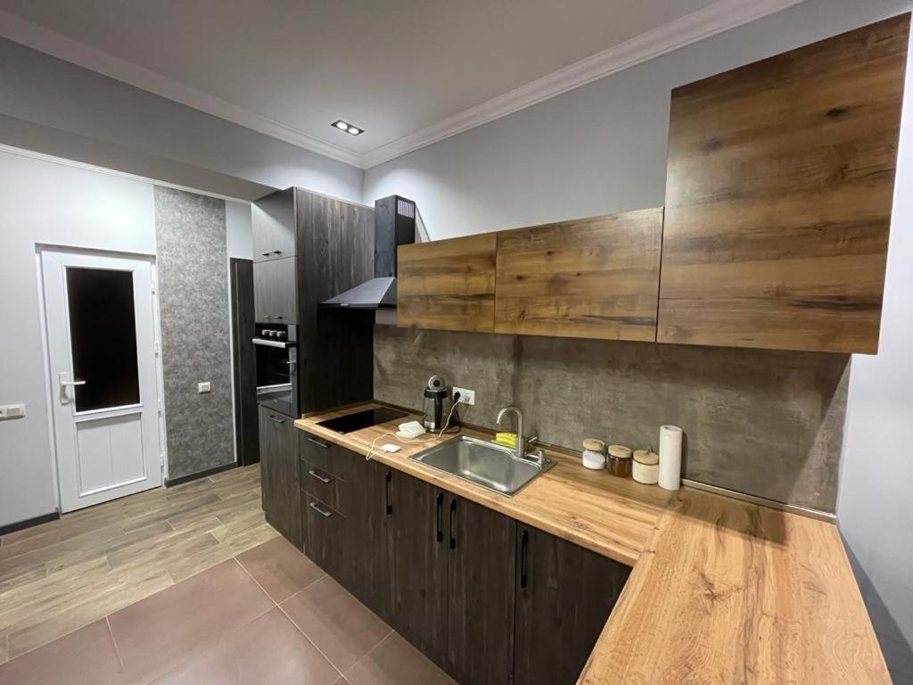 One Central Apartment Erevan Esterno foto