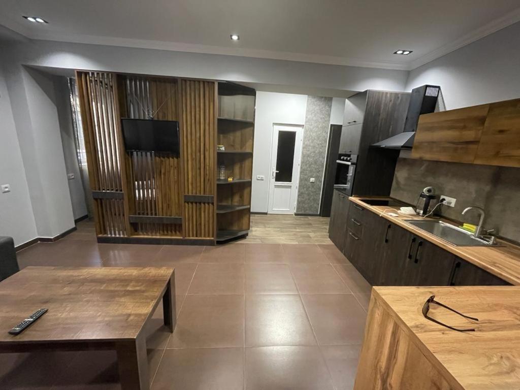 One Central Apartment Erevan Esterno foto